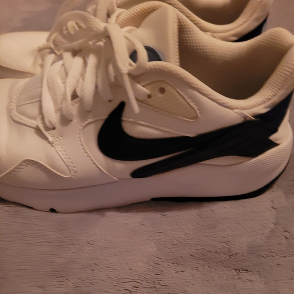 Nike Ladies Black And White Size 8 AT4441-101 EUC - Picture 1 of 8